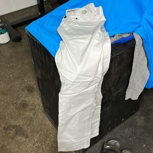 Kenneth Cole Light wash white
34/32